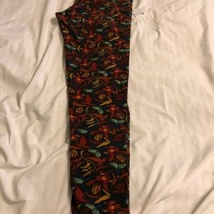 One pair of LuLaRoe leggings, size tall and curvy
